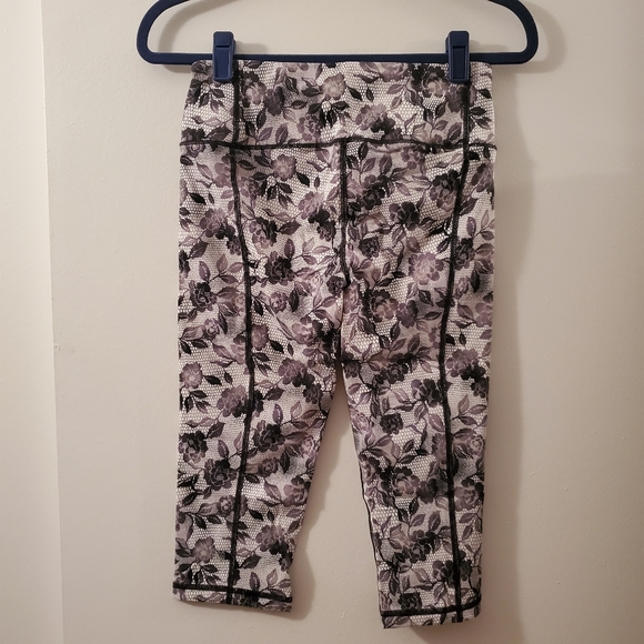 Victoria's Secret VSX Sport | Floral Knockout Crop Leggings - Picture 2 of 5